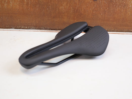 Sattel von Trek, TREK AEOLUS ELITE SATTEL 155MM AUSTENIT STREBEN 247G BLENDR BLAU vor USEDBIKES-OB.DE Hintergrund