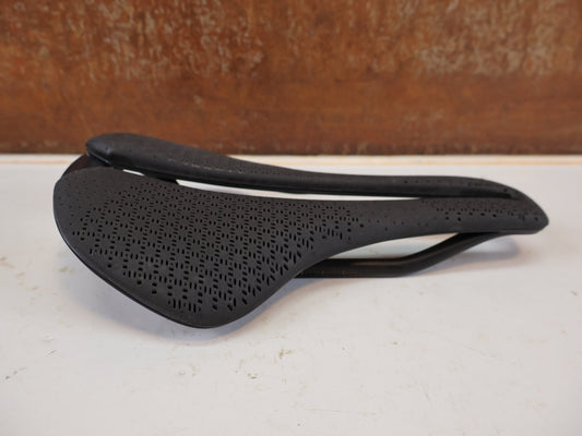 Sattel von Trek, Trek Aeolus RSL AirLoom 3D Carbon Sattel 155mm vor USEDBIKES-OB.DE Hintergrund