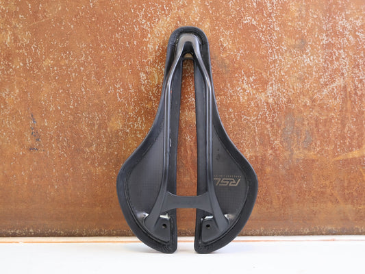 Sattel von Trek, Trek Aeolus RSL Carbon Sattel 145 mm Schwarz 150 g 7x10 mm vor USEDBIKES-OB.DE Hintergrund