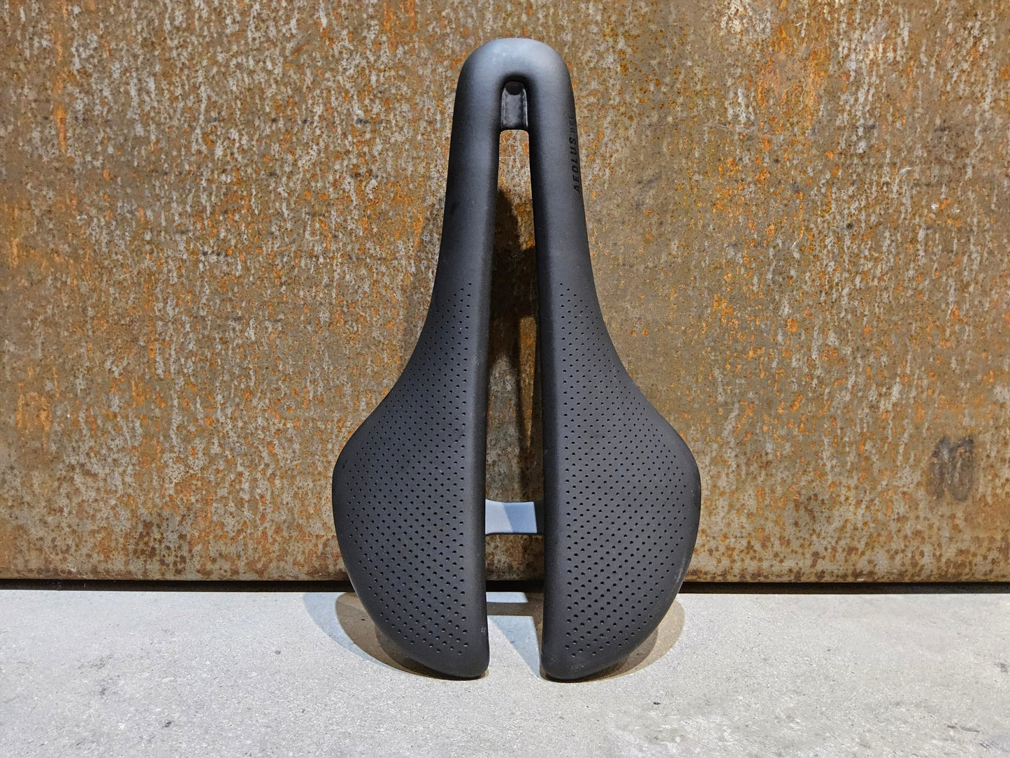 Sattel von Trek, TREK AEOLUS RSL SATTEL 155MM in variant_title vor USEDBIKES - OB.DE Hintergrund