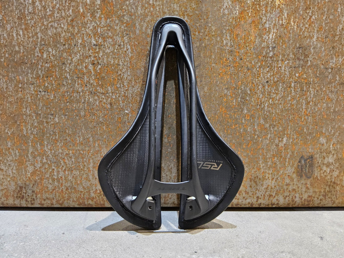 Sattel von Trek, TREK AEOLUS RSL SATTEL 155MM in variant_title vor USEDBIKES - OB.DE Hintergrund