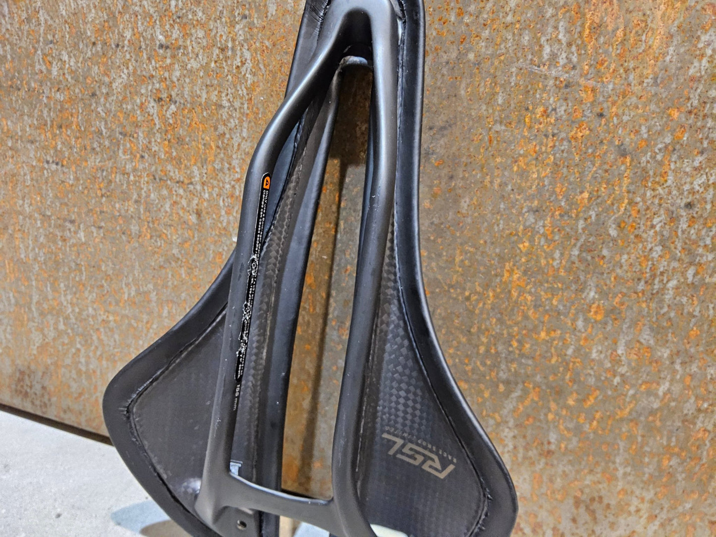Sattel von Trek, TREK AEOLUS RSL SATTEL 155MM in variant_title vor USEDBIKES - OB.DE Hintergrund