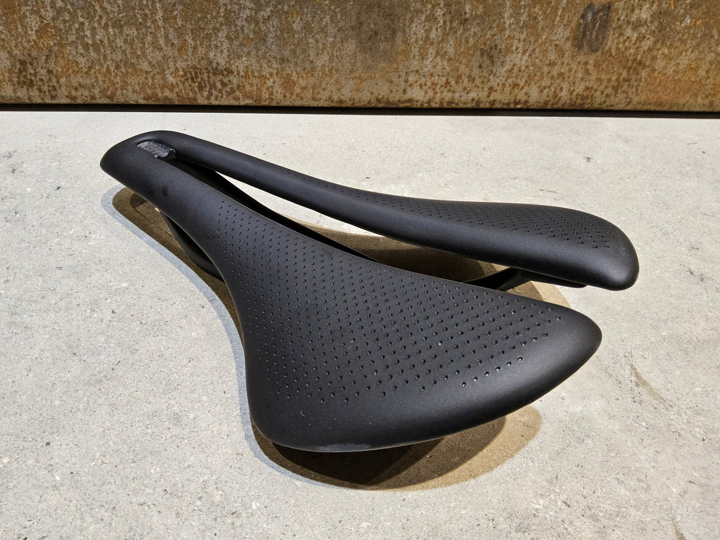 Sattel von Trek, TREK AEOLUS RSL SATTEL 155MM in variant_title vor USEDBIKES - OB.DE Hintergrund