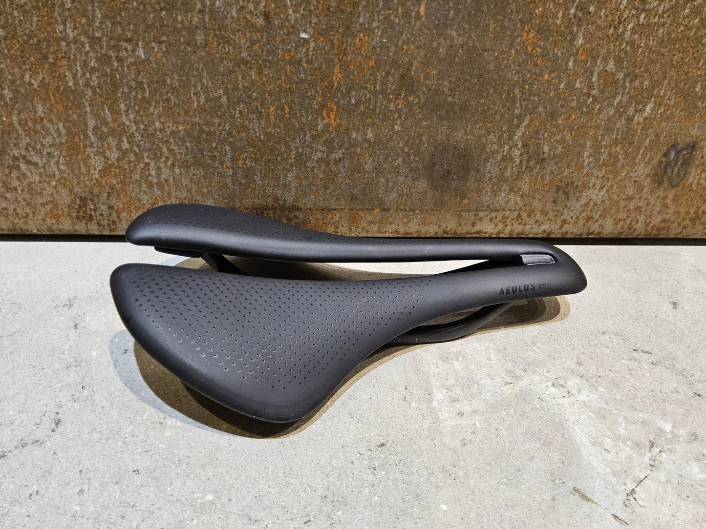 Sattel von Trek, TREK AEOLUS RSL SATTEL 155MM in variant_title vor USEDBIKES - OB.DE Hintergrund