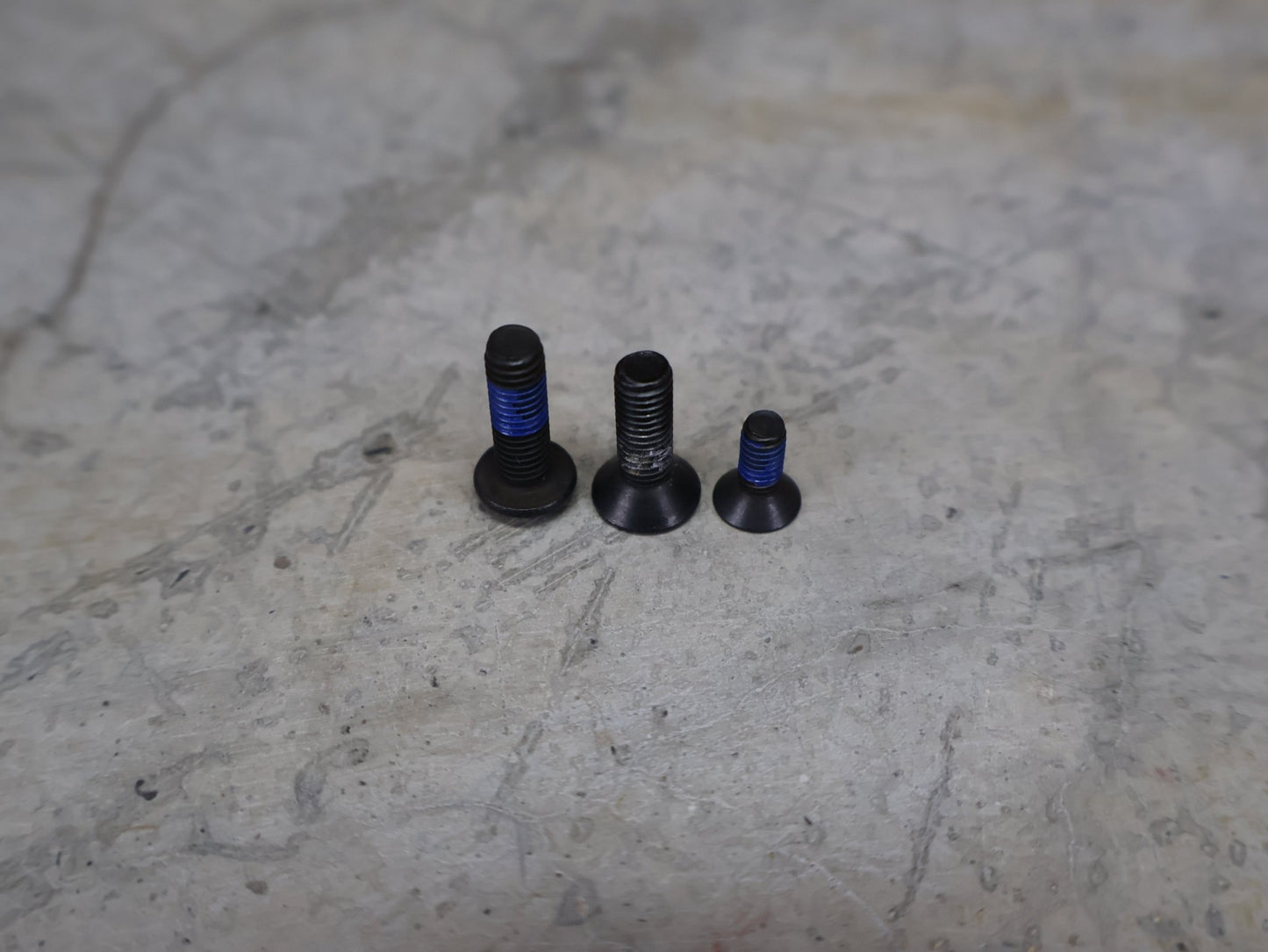 Computerhalterung von Trek, TREK – AERO RSL BARSTEM PRO BLENDR HALTERUNG / ORIGINAL / GARMIN & WAHOO PUCKS vor USEDBIKES - OB.DE Hintergrund