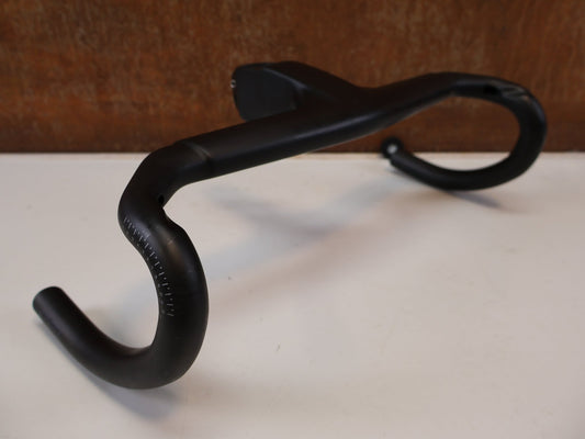 Lenker von Trek, TREK AERO RSL ROAD INTEGRIERTE LENKER-/ VORBAU EINHEIT / 390/420MM X 90MM / MADONE GEN 8 vor USEDBIKES-OB.DE Hintergrund