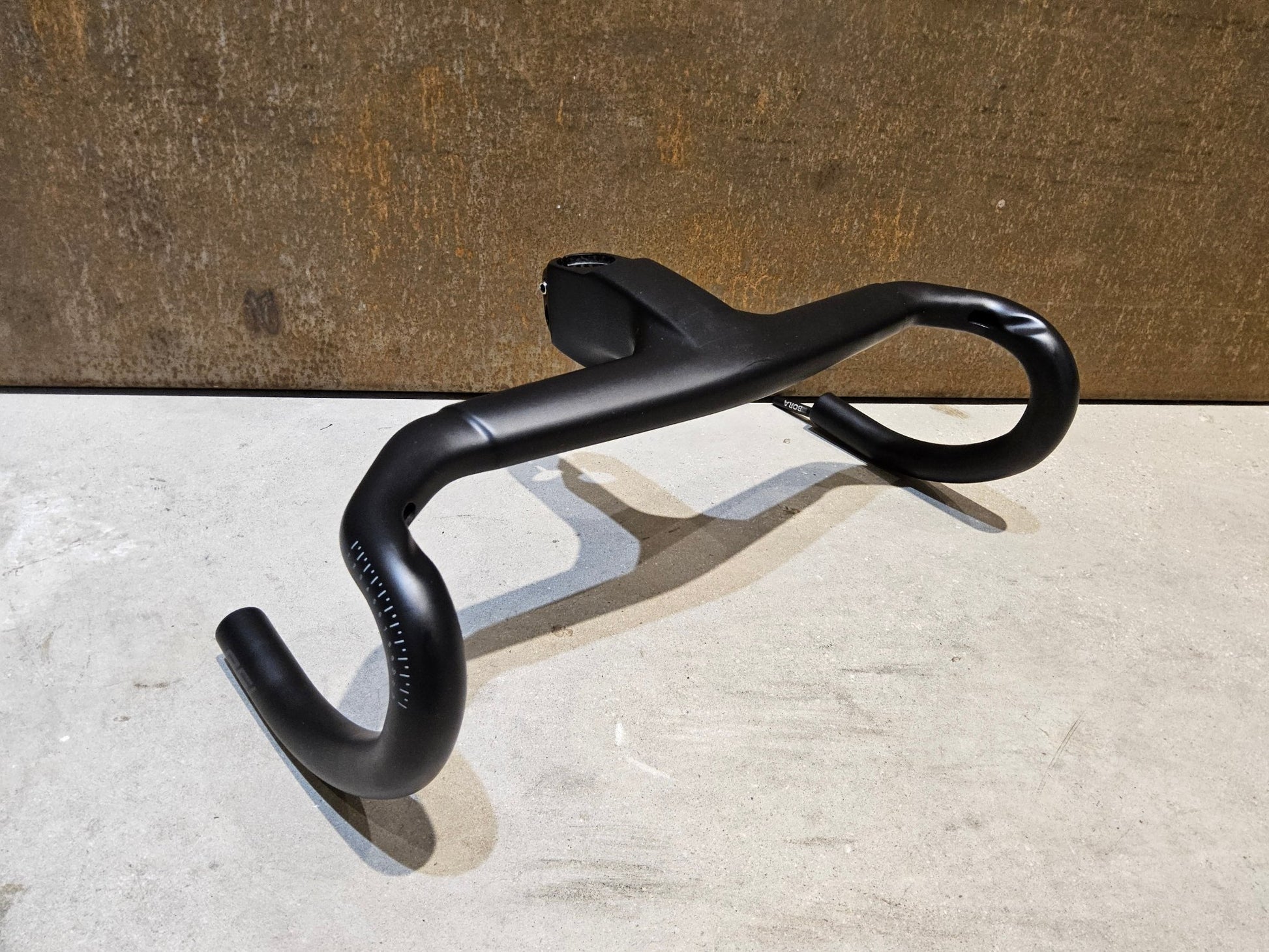 Lenker von Bontrager, TREK AERO RSL ROAD INTEGRIERTE LENKER - / VORBAU EINHEIT / MADONE GEN 8 370 / 400 X 90MM vor USEDBIKES - OB.DE Hintergrund