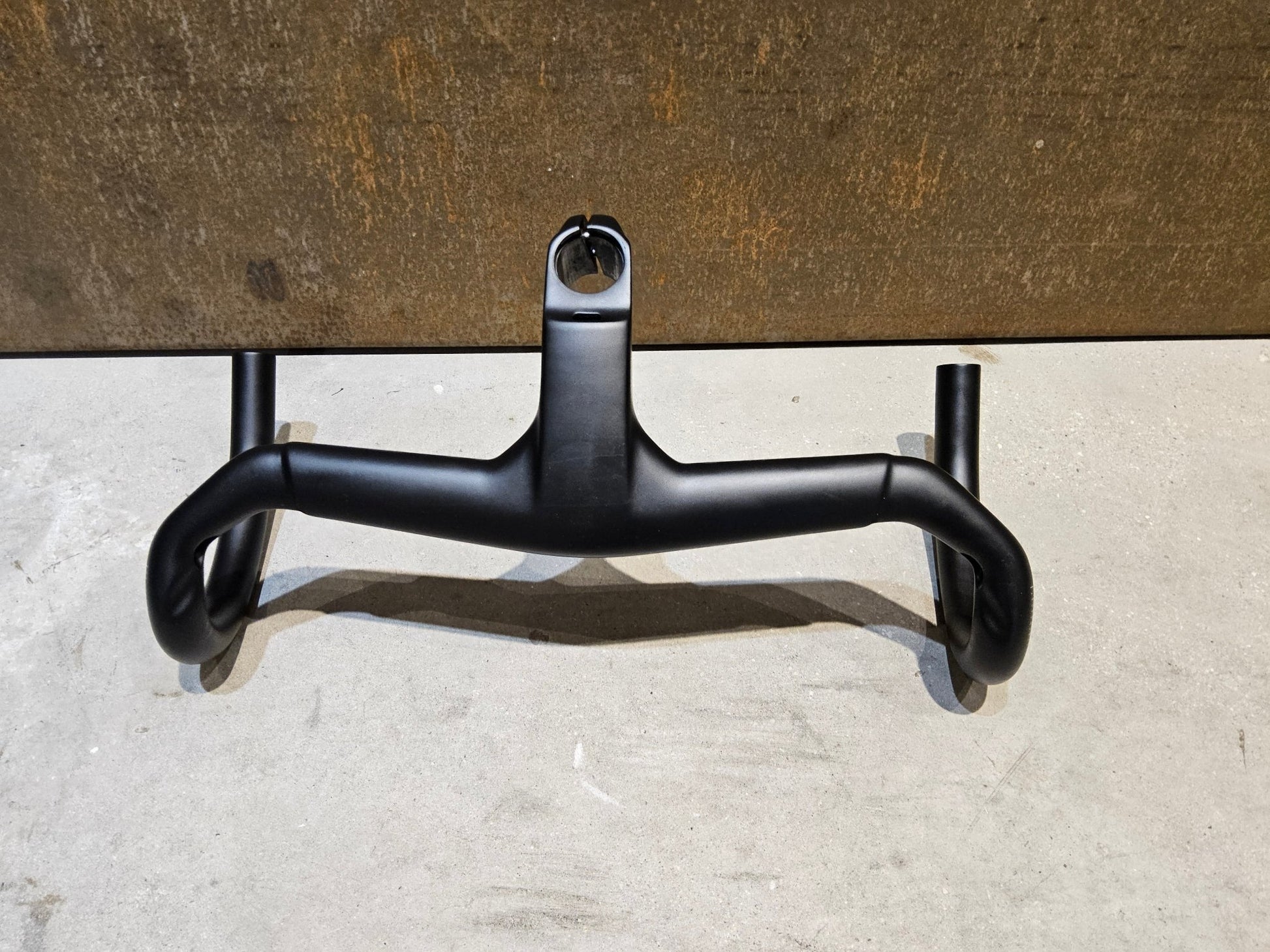 Lenker von Bontrager, TREK AERO RSL ROAD INTEGRIERTE LENKER - / VORBAU EINHEIT / MADONE GEN 8 370 / 400 X 90MM vor USEDBIKES - OB.DE Hintergrund