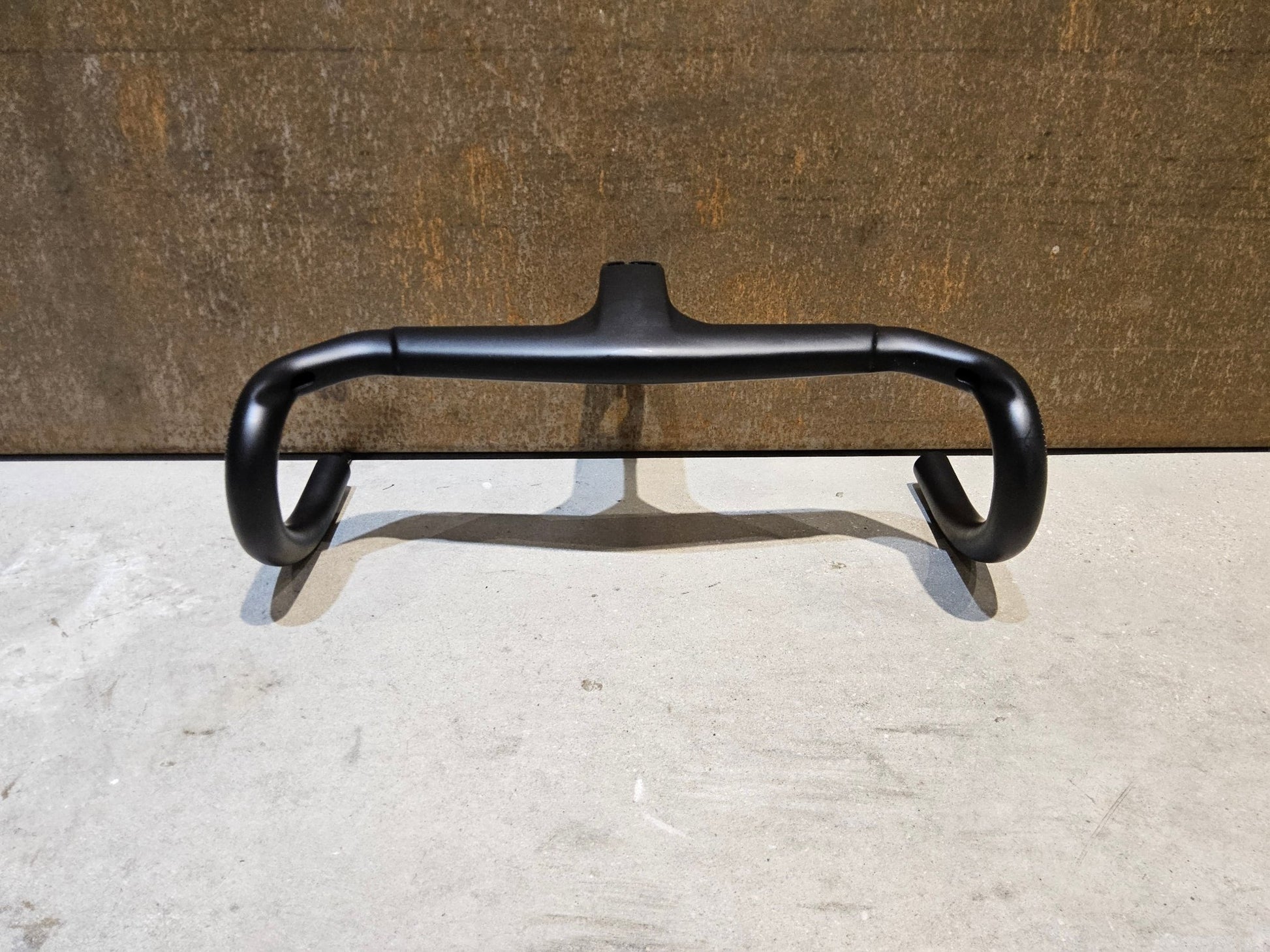 Lenker von Bontrager, TREK AERO RSL ROAD INTEGRIERTE LENKER - / VORBAU EINHEIT / MADONE GEN 8 370 / 400 X 90MM vor USEDBIKES - OB.DE Hintergrund