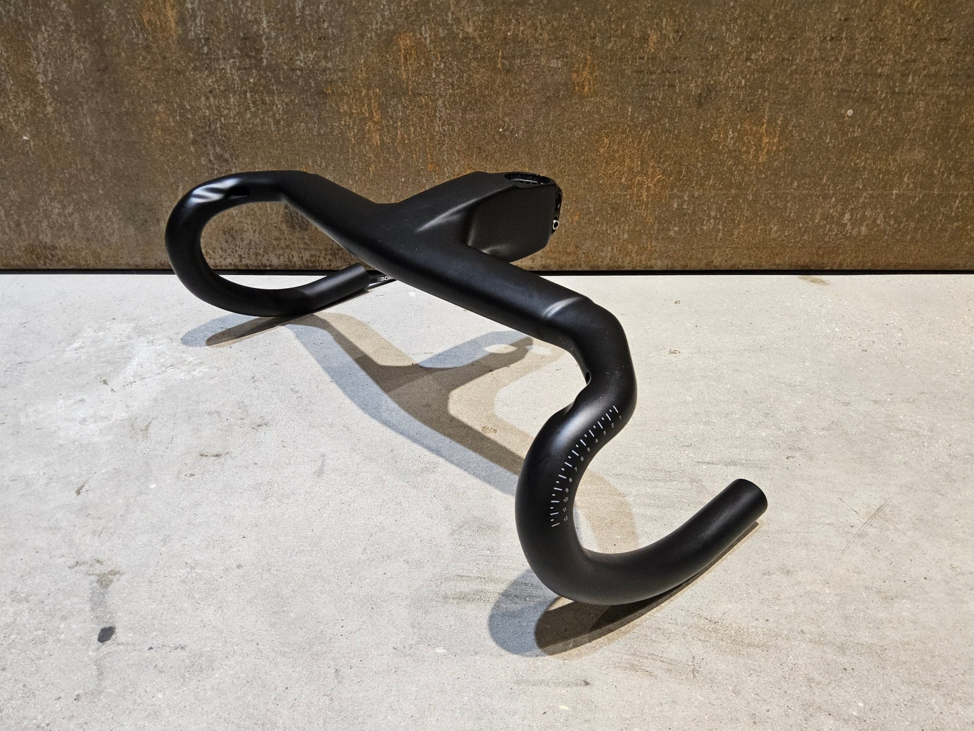 Lenker von Bontrager, TREK AERO RSL ROAD INTEGRIERTE LENKER - / VORBAU EINHEIT / MADONE GEN 8 370 / 400 X 90MM vor USEDBIKES - OB.DE Hintergrund