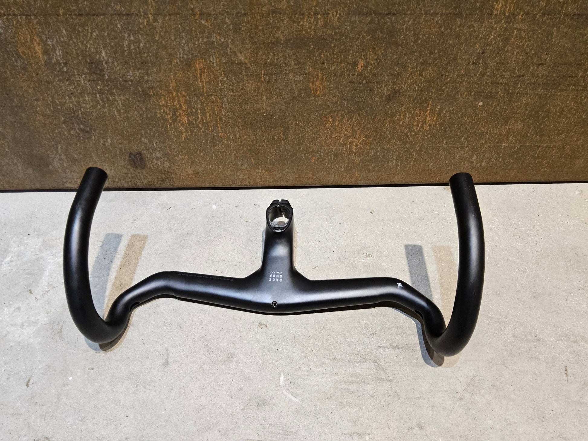 Lenker von Bontrager, TREK AERO RSL ROAD INTEGRIERTE LENKER - / VORBAU EINHEIT / MADONE GEN 8 370 / 400 X 90MM vor USEDBIKES - OB.DE Hintergrund