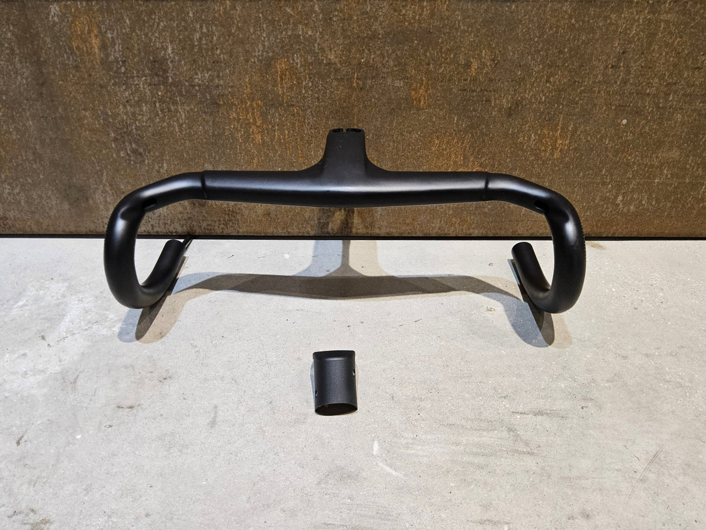 Lenker von Bontrager, TREK AERO RSL ROAD INTEGRIERTE LENKER - / VORBAU EINHEIT / MADONE GEN 8 370 / 400 X 90MM vor USEDBIKES - OB.DE Hintergrund