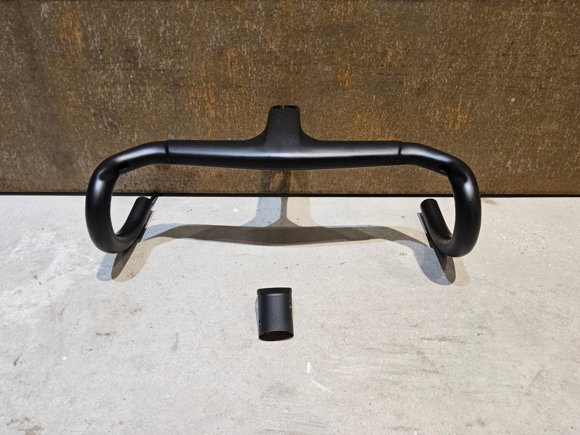 Lenker von Bontrager, TREK AERO RSL ROAD INTEGRIERTE LENKER - / VORBAU EINHEIT / MADONE GEN 8 370 / 400 X 90MM vor USEDBIKES - OB.DE Hintergrund