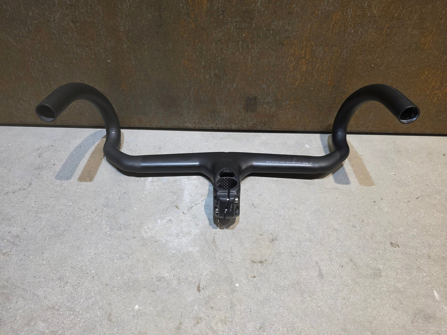 Lenker von Trek, TREK AERO RSL ROAD INTEGRIERTE LENKER - / VORBAU EINHEIT / MADONE GEN 8 390/420 X 90MM vor USEDBIKES - OB.DE Hintergrund