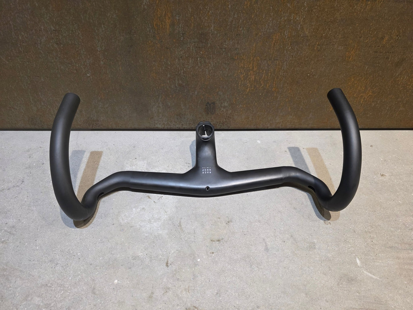 Lenker von Trek, TREK AERO RSL ROAD INTEGRIERTE LENKER - / VORBAU EINHEIT / MADONE GEN 8 390/420 X 90MM vor USEDBIKES - OB.DE Hintergrund
