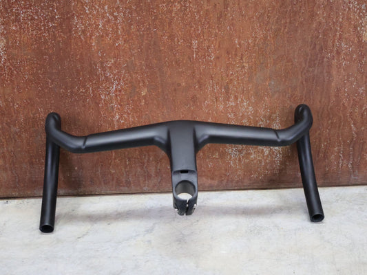 Lenker von Trek, TREK AERO RSL ROAD INTEGRIERTE LENKER - / VORBAU EINHEIT / MADONE GEN 8 410/440 X 100M vor USEDBIKES - OB.DE Hintergrund