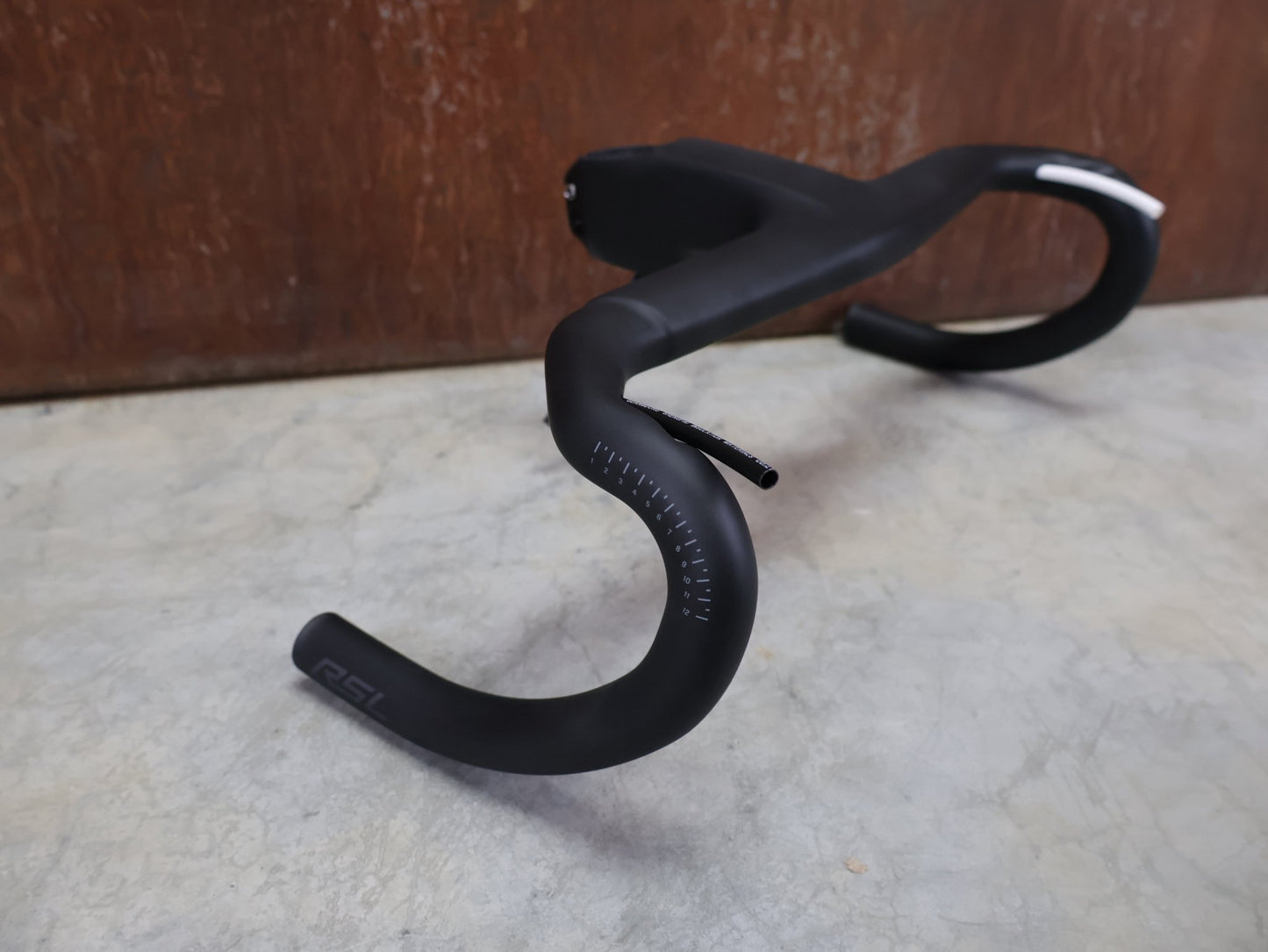 Lenker von Trek, TREK AERO RSL ROAD INTEGRIERTE LENKER - / VORBAU EINHEIT / MADONE GEN 8 vor USEDBIKES - OB.DE Hintergrund