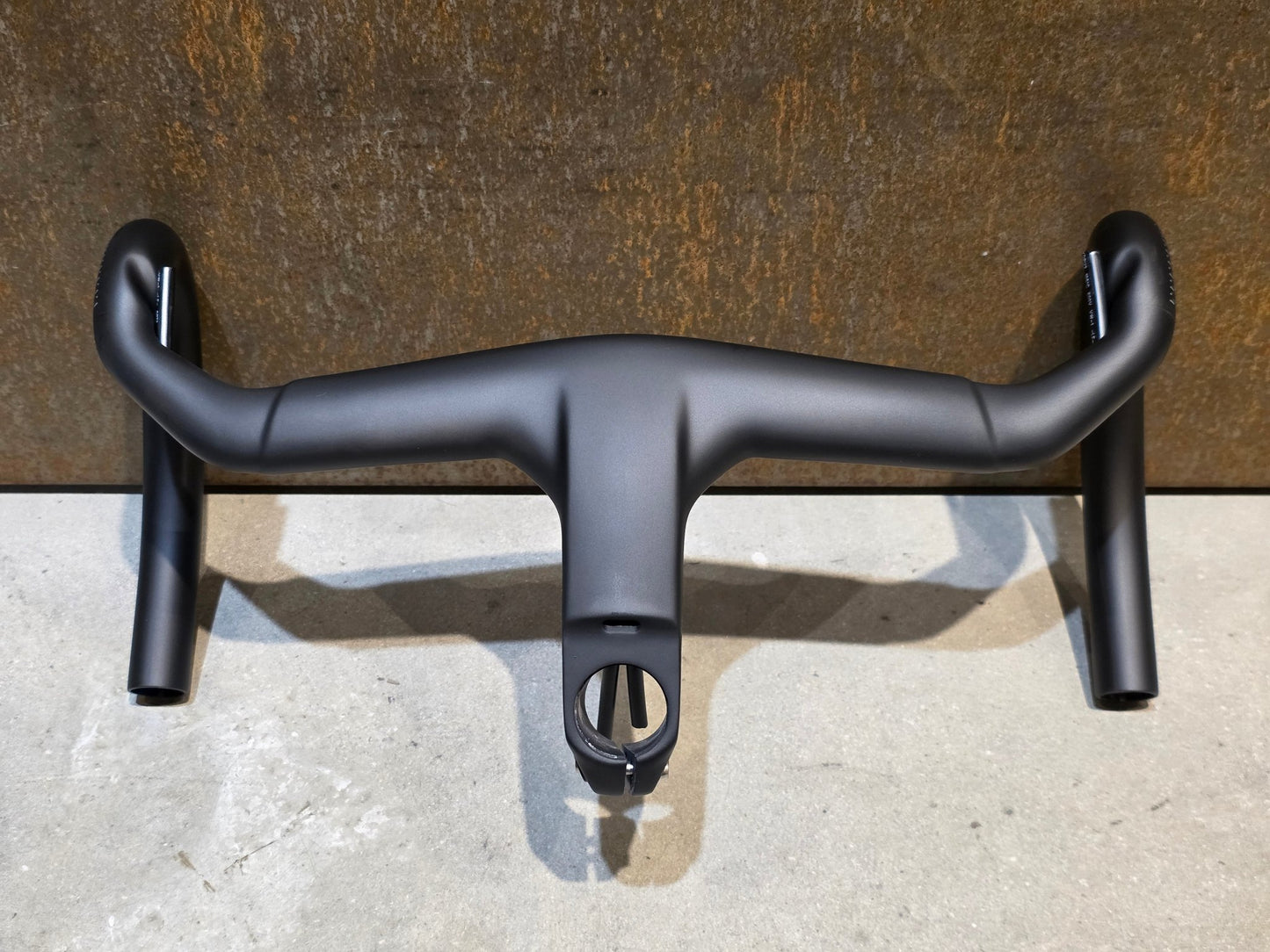 Lenker von Trek, TREK AERO RSL ROAD INTEGRIERTE LENKER - / VORBAU EINHEIT / MADONE GEN 8 vor USEDBIKES - OB.DE Hintergrund