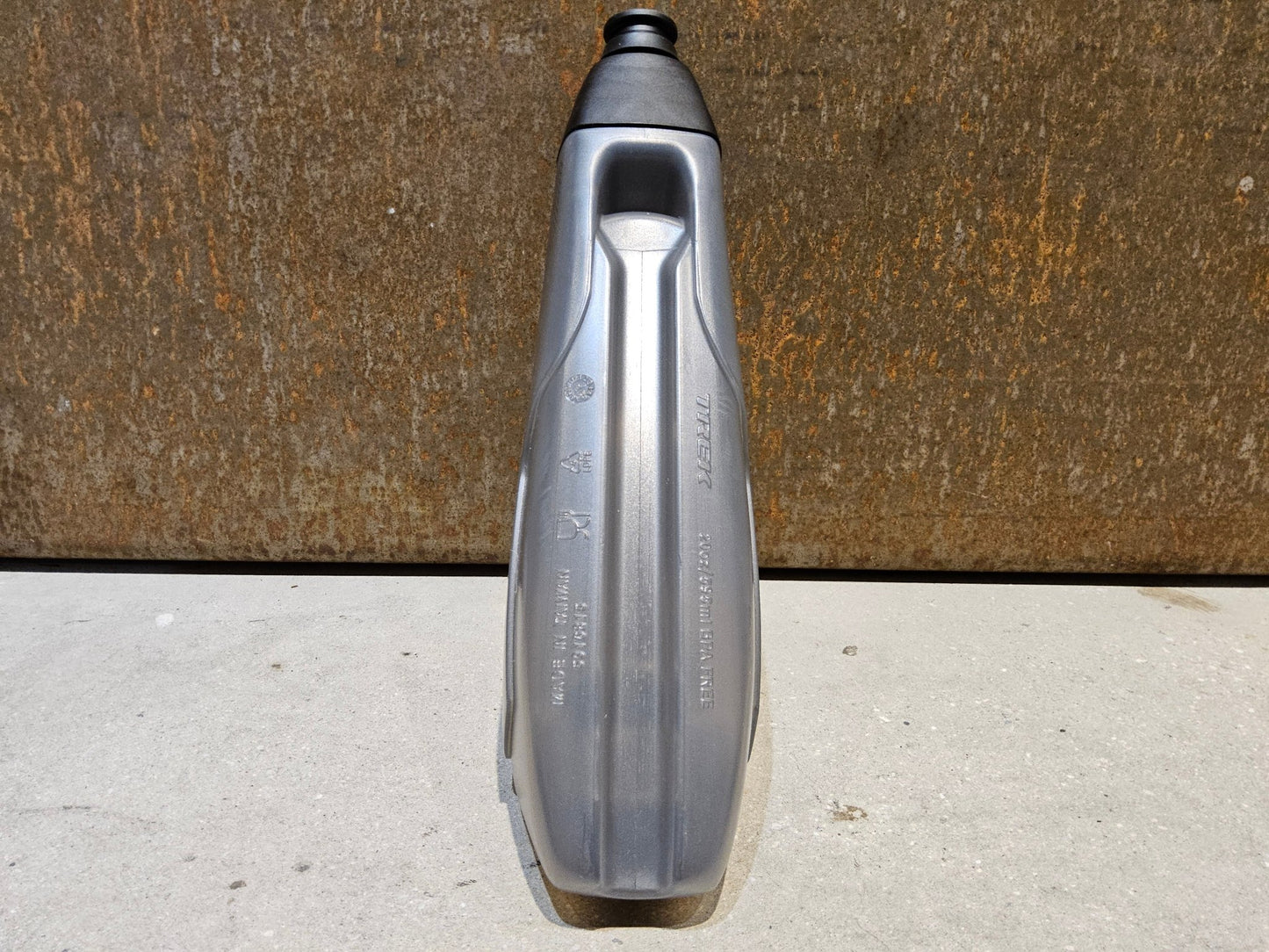 Trinkflaschen und Halter von Trek, TREK AERO TRINKFLASCHE UND CARBON FLASCHENHALTER vor USEDBIKES - OB.DE Hintergrund
