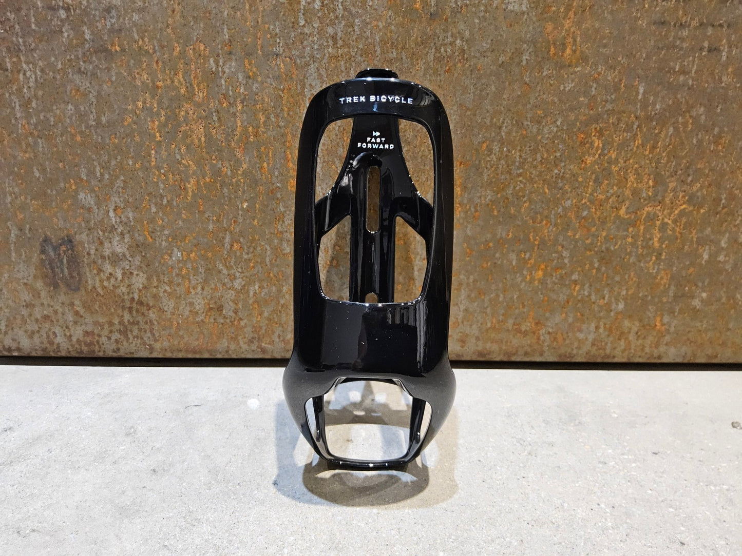 Trinkflaschen und Halter von Trek, TREK AERO TRINKFLASCHE UND CARBON FLASCHENHALTER vor USEDBIKES - OB.DE Hintergrund