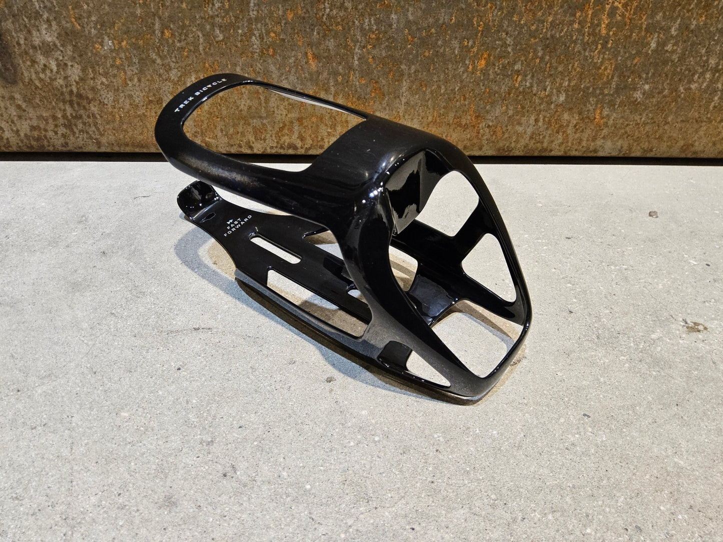 Trinkflaschen und Halter von Trek, TREK AERO TRINKFLASCHE UND CARBON FLASCHENHALTER vor USEDBIKES - OB.DE Hintergrund