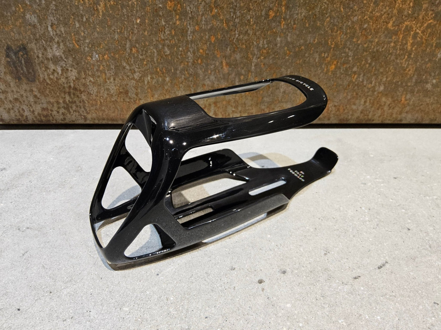 Trinkflaschen und Halter von Trek, TREK AERO TRINKFLASCHE UND CARBON FLASCHENHALTER vor USEDBIKES - OB.DE Hintergrund