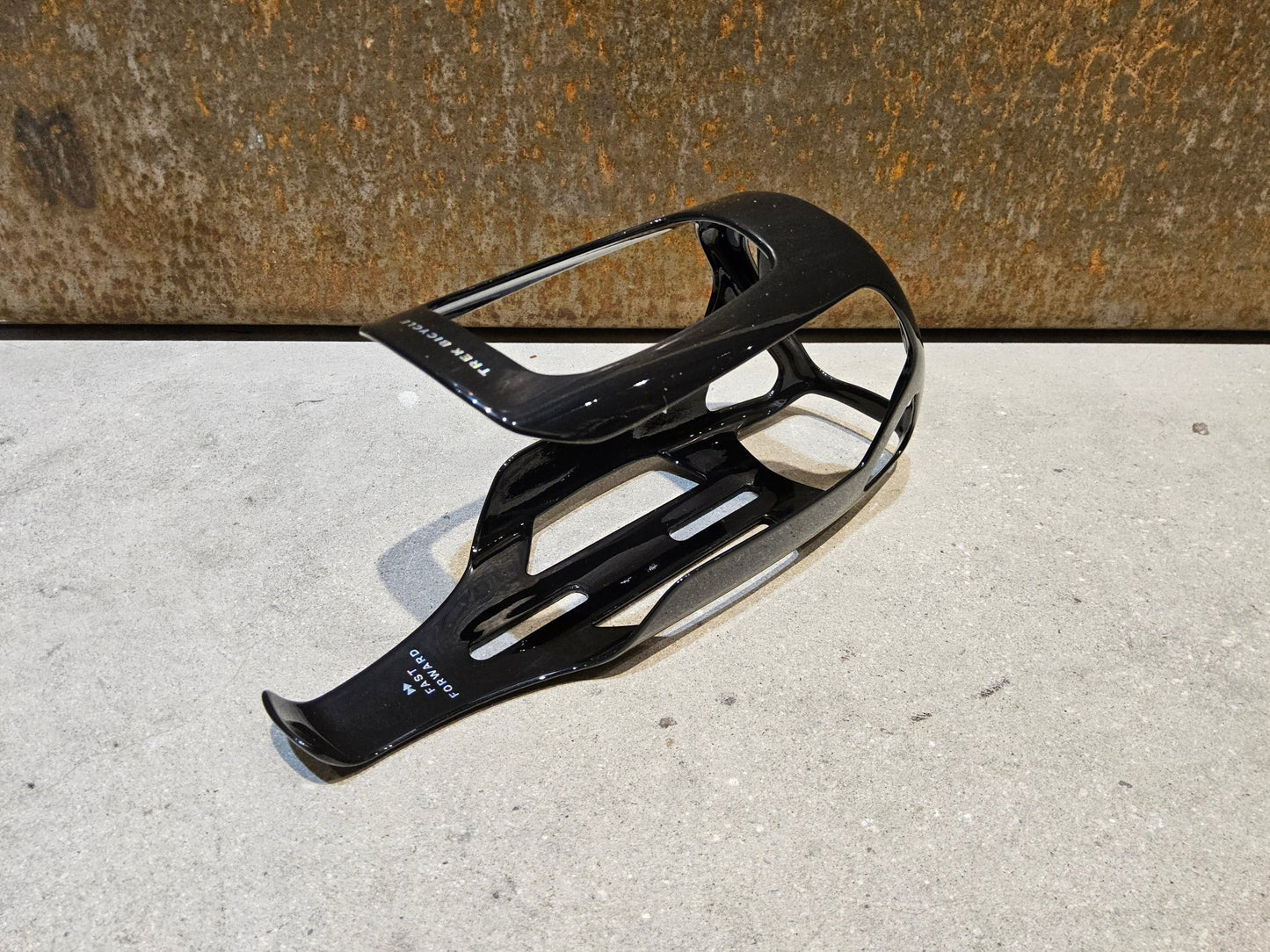 Trinkflaschen und Halter von Trek, TREK AERO TRINKFLASCHE UND CARBON FLASCHENHALTER vor USEDBIKES - OB.DE Hintergrund