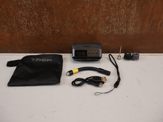 Luftpumpen & Werkzeug von Trek, TREK AIR RUSH ELEKTRISCHE PUMPE 120 PSI AKKU KOMPRESSOR 133G vor USEDBIKES-OB.DE Hintergrund