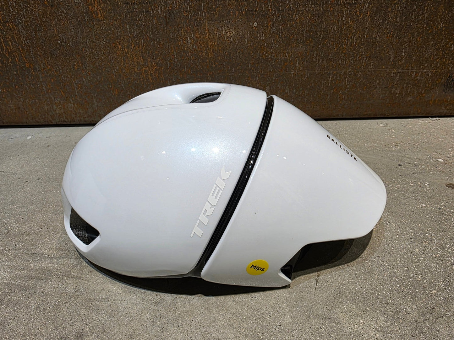 Helme von Trek, TREK BALLISTA MIPS AERO FAHRRADHELM / WHITE vor USEDBIKES - OB.DE Hintergrund
