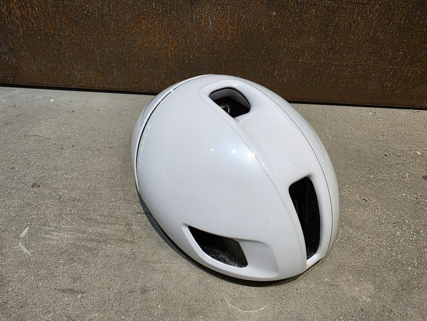 Helme von Trek, TREK BALLISTA MIPS AERO FAHRRADHELM / WHITE vor USEDBIKES - OB.DE Hintergrund