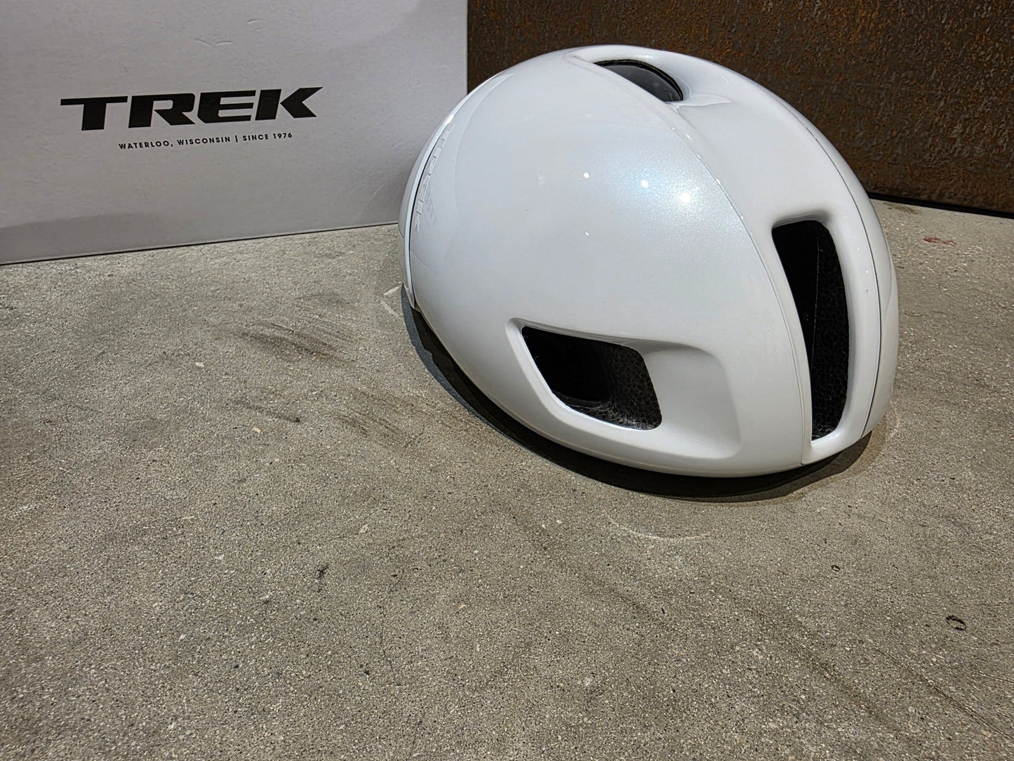 Helme von Trek, TREK BALLISTA MIPS AERO FAHRRADHELM / WHITE vor USEDBIKES - OB.DE Hintergrund