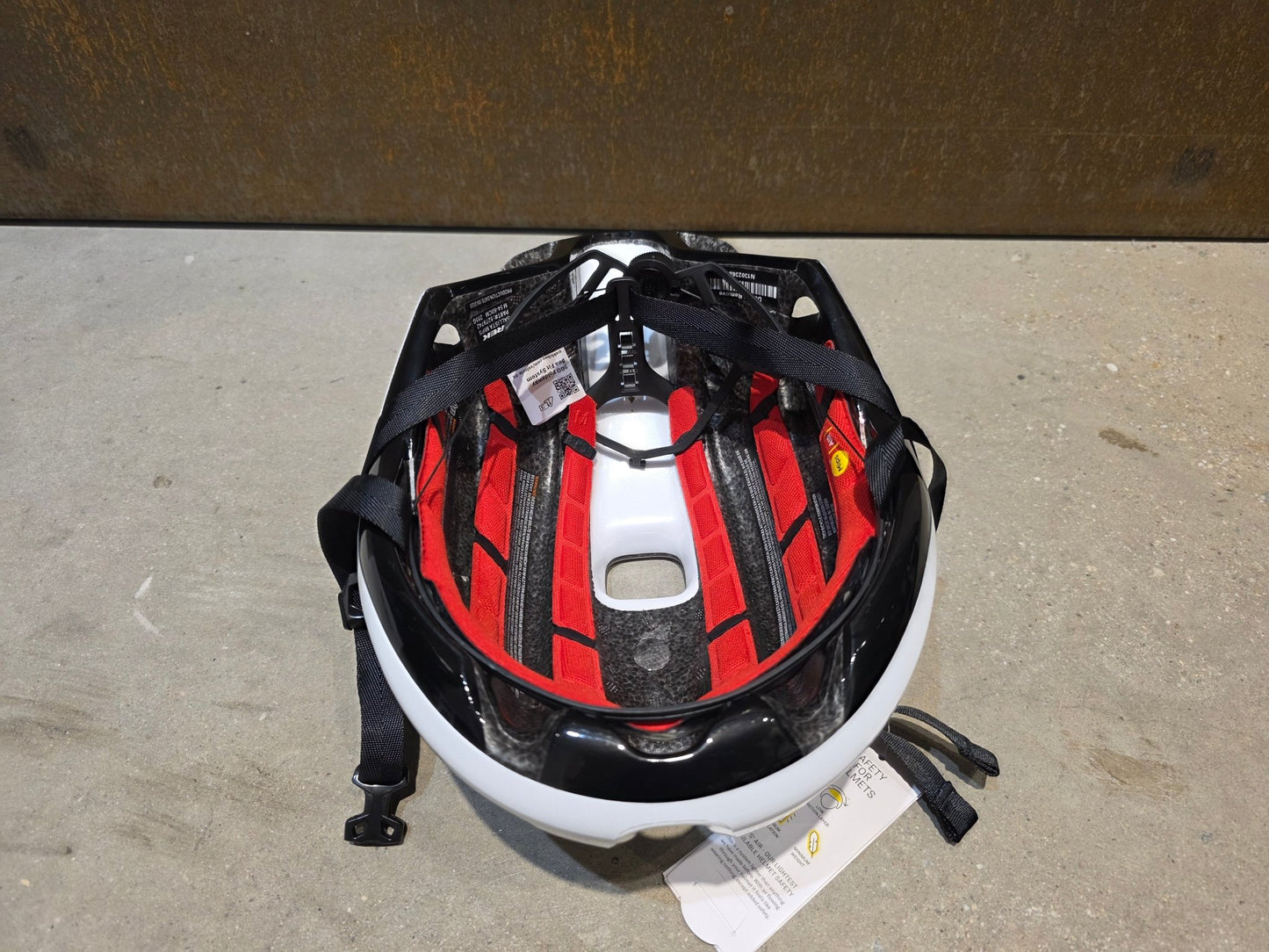 Helme von Trek, TREK BALLISTA MIPS AERO FAHRRADHELM / WHITE vor USEDBIKES - OB.DE Hintergrund