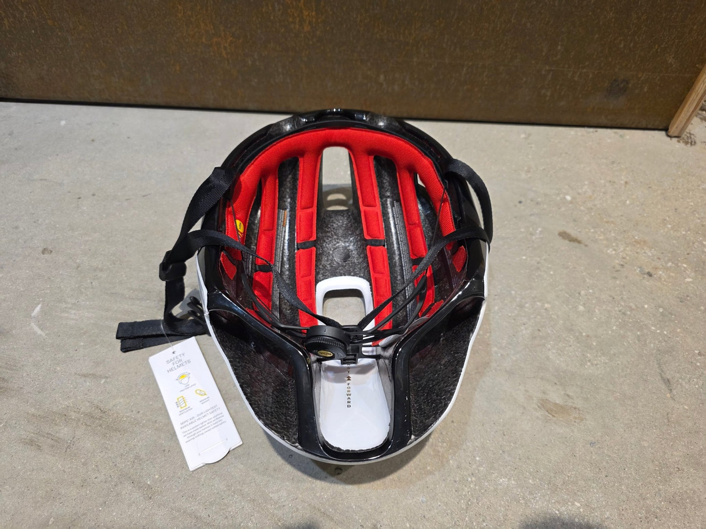 Helme von Trek, TREK BALLISTA MIPS AERO FAHRRADHELM / WHITE vor USEDBIKES - OB.DE Hintergrund