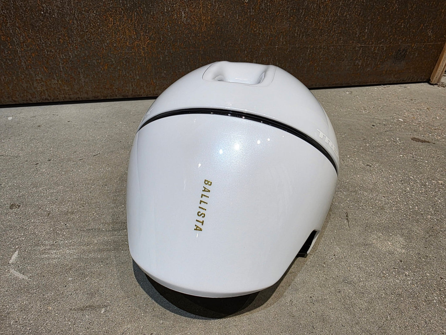 Helme von Trek, TREK BALLISTA MIPS AERO FAHRRADHELM / WHITE vor USEDBIKES - OB.DE Hintergrund