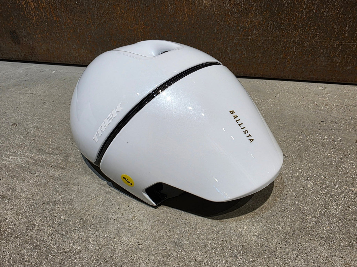 Helme von Trek, TREK BALLISTA MIPS AERO FAHRRADHELM / WHITE vor USEDBIKES - OB.DE Hintergrund