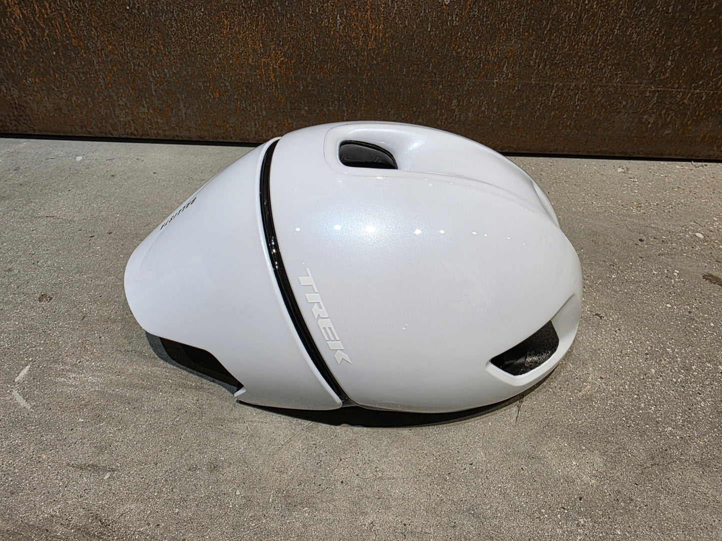 Helme von Trek, TREK BALLISTA MIPS AERO FAHRRADHELM / WHITE vor USEDBIKES - OB.DE Hintergrund