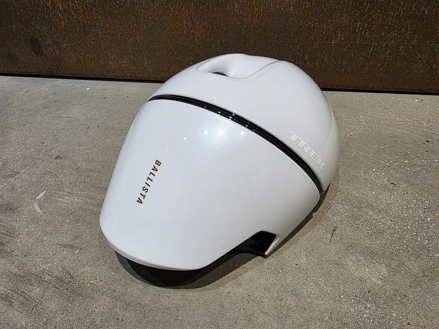 Helme von Trek, TREK BALLISTA MIPS AERO FAHRRADHELM / WHITE vor USEDBIKES - OB.DE Hintergrund