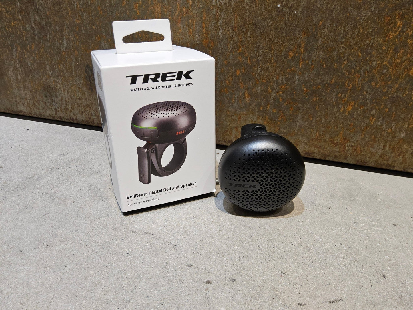 Sonstiges von Trek, TREK BELLBEATS DIGITALE FAHRRADKLINGEL MIT LAUTSPRECHER vor USEDBIKES - OB.DE Hintergrund