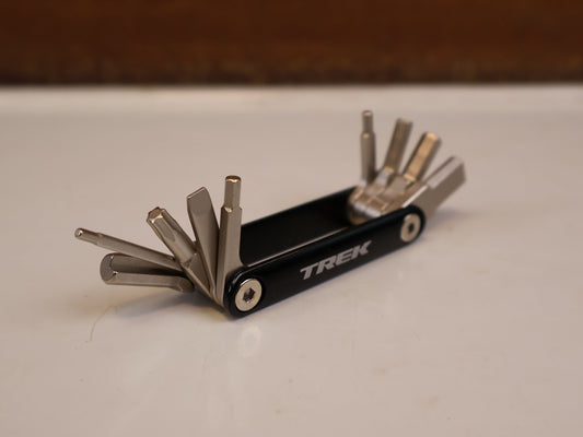 Luftpumpen & Werkzeug von Bontrager, TREK BITS INTEGRATED MULTITOOL / KOMPAKT-WERKZEUG / 9 FUNKTIONEN / 50 G vor USEDBIKES-OB.DE Hintergrund