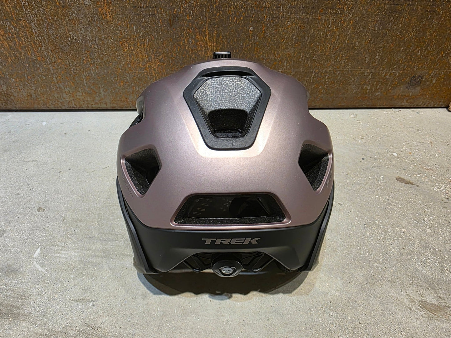 Helme von Trek, TREK BLAZE WAVECEL FAHRRADHELM / BRONZE AGE BLACK vor USEDBIKES - OB.DE Hintergrund