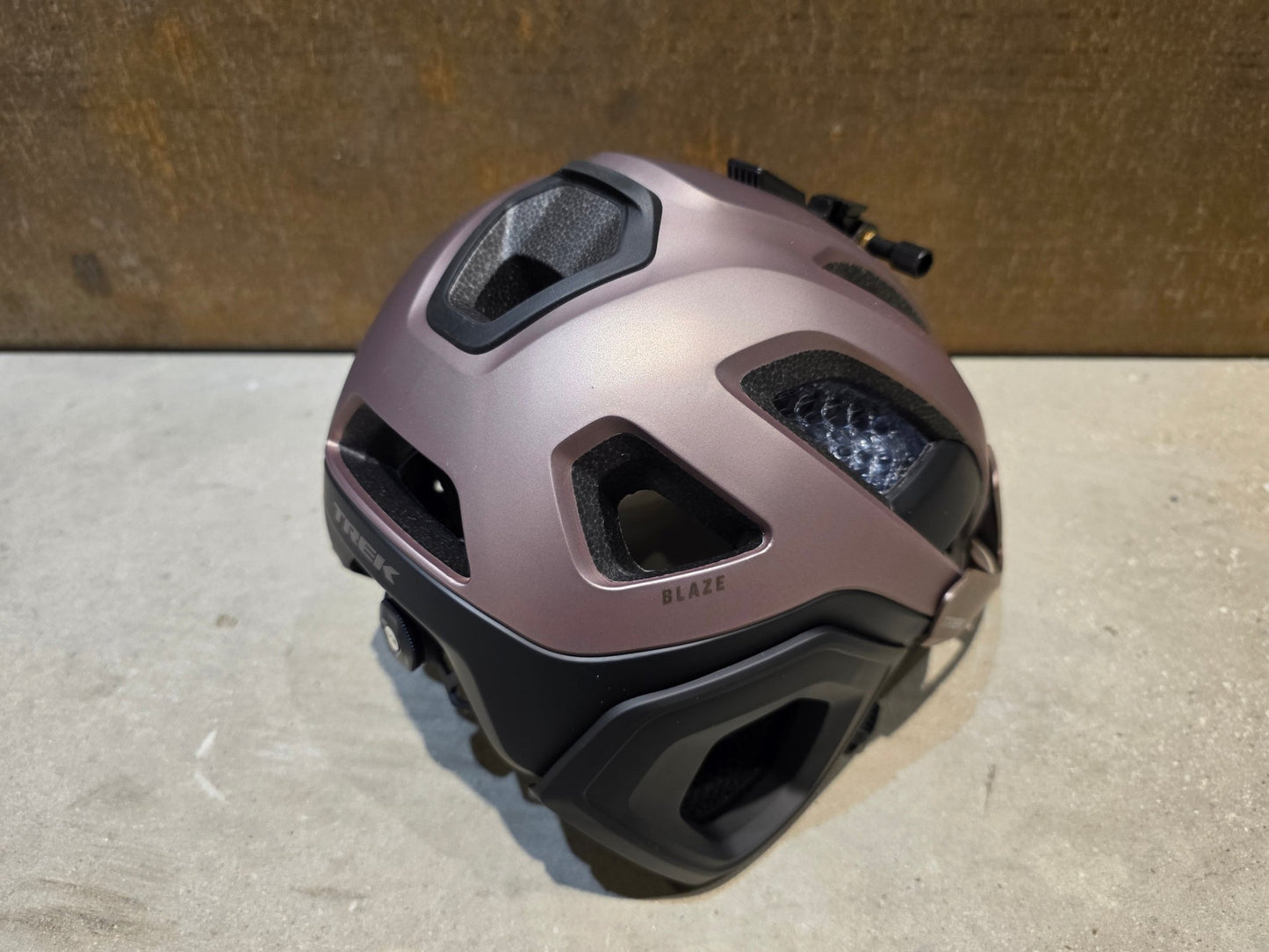 Helme von Trek, TREK BLAZE WAVECEL FAHRRADHELM / BRONZE AGE BLACK vor USEDBIKES - OB.DE Hintergrund