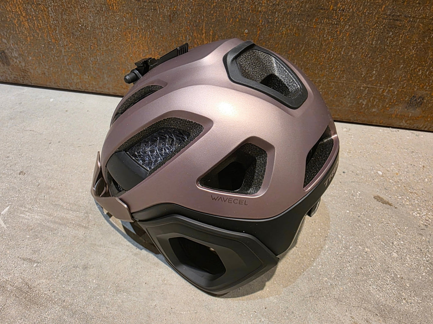 Helme von Trek, TREK BLAZE WAVECEL FAHRRADHELM / BRONZE AGE BLACK vor USEDBIKES - OB.DE Hintergrund