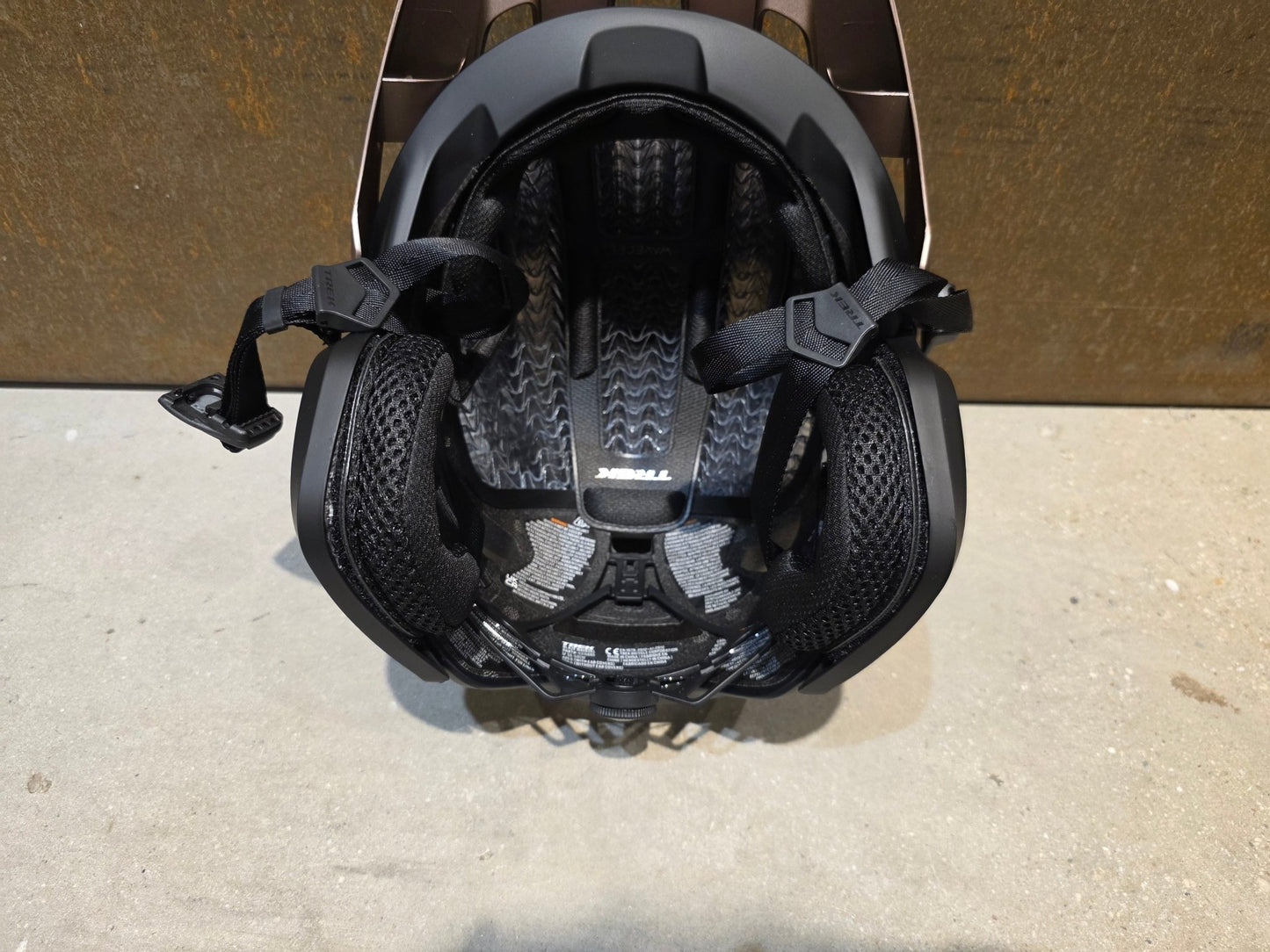 Helme von Trek, TREK BLAZE WAVECEL FAHRRADHELM / BRONZE AGE BLACK vor USEDBIKES - OB.DE Hintergrund