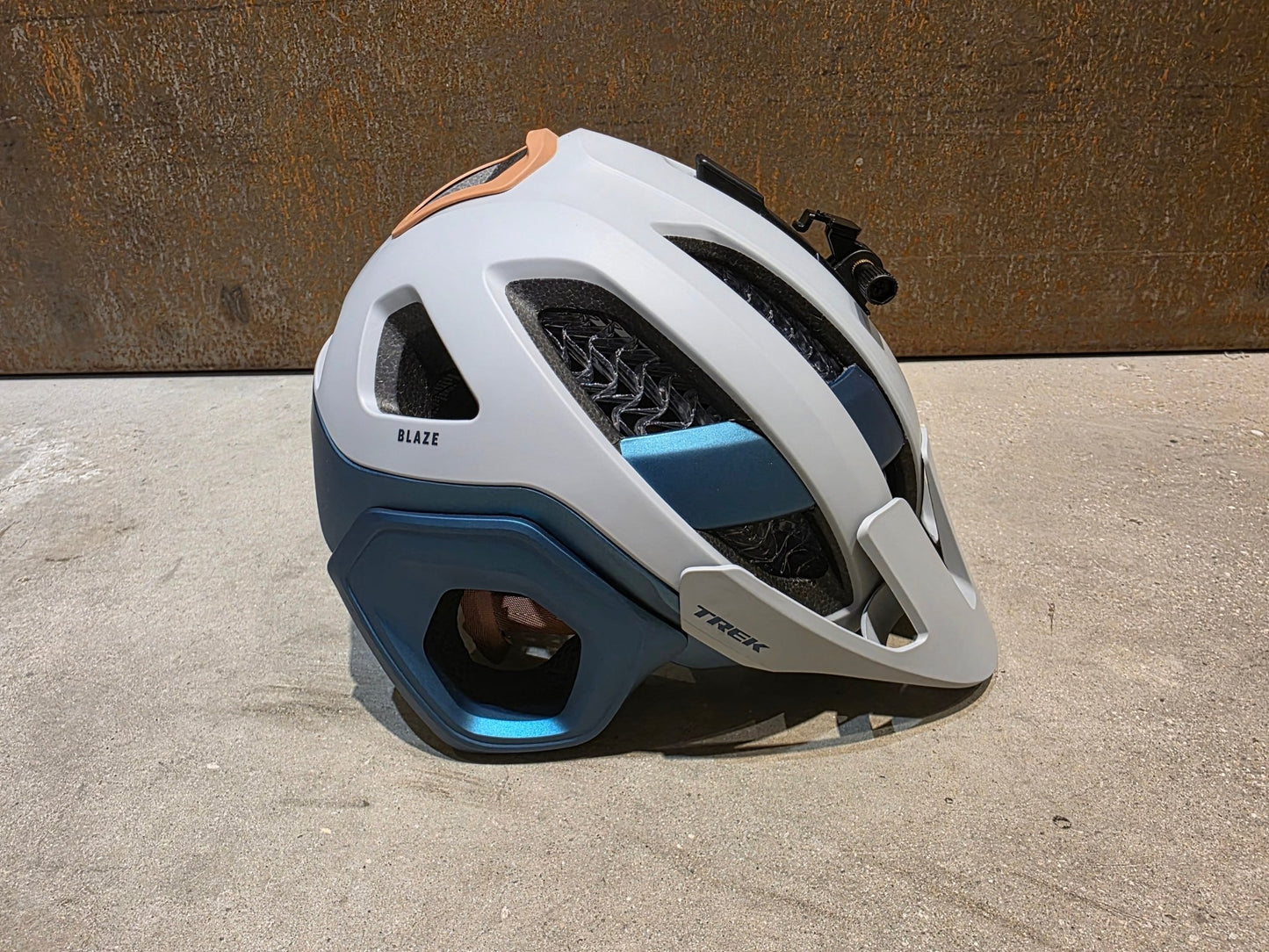Helme von Trek, TREK BLAZE WAVECEL FAHRRADHELM / GRAVEL DARK AQUATIC vor USEDBIKES - OB.DE Hintergrund
