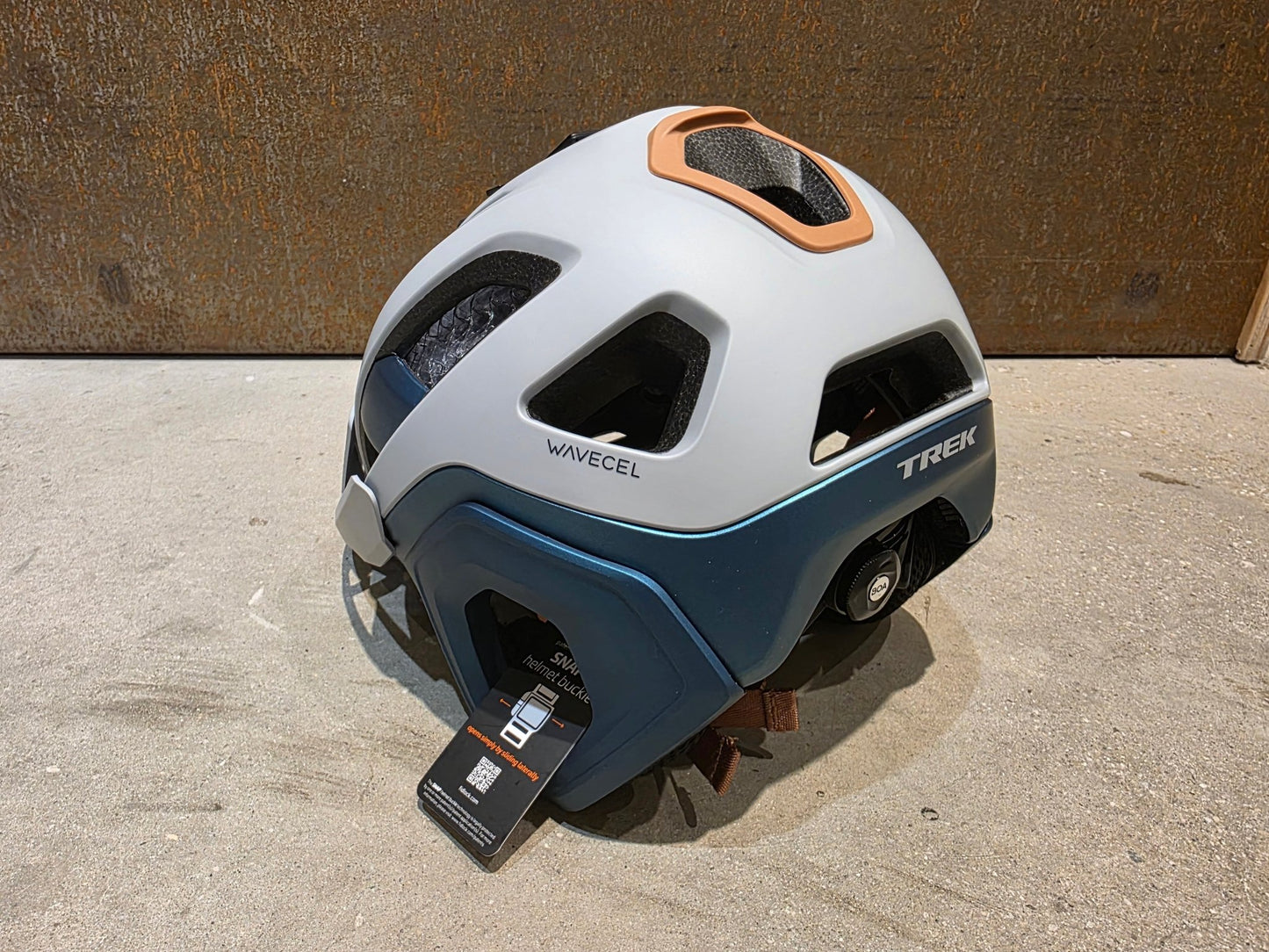 Helme von Trek, TREK BLAZE WAVECEL FAHRRADHELM / GRAVEL DARK AQUATIC vor USEDBIKES - OB.DE Hintergrund