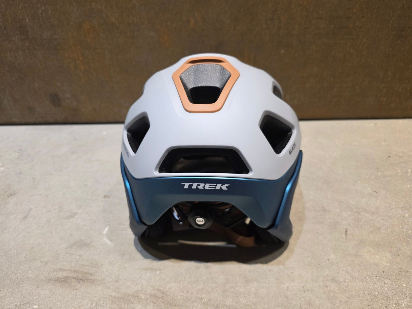 Helme von Trek, TREK BLAZE WAVECEL FAHRRADHELM / GRAVEL DARK AQUATIC vor USEDBIKES - OB.DE Hintergrund