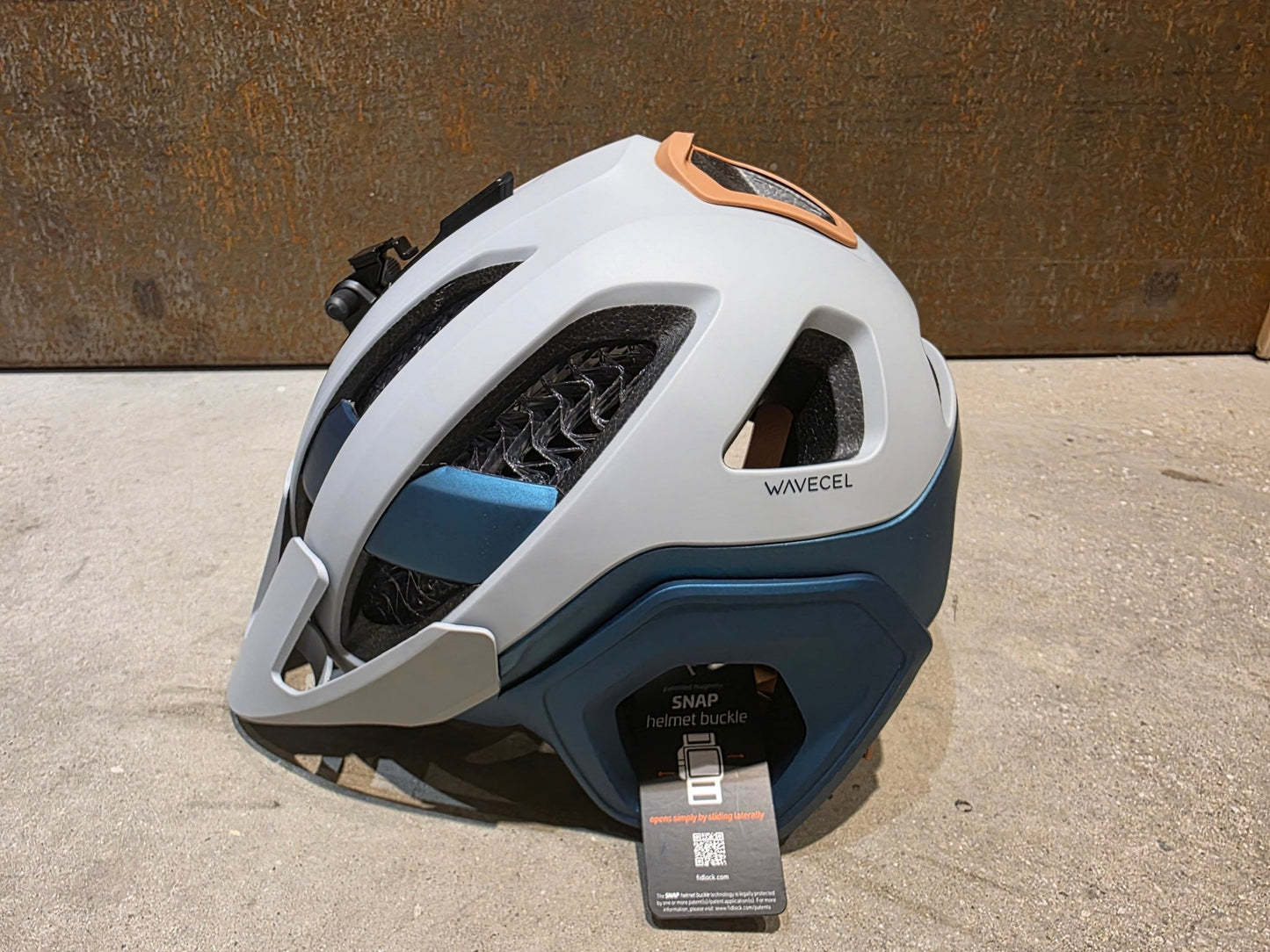 Helme von Trek, TREK BLAZE WAVECEL FAHRRADHELM / GRAVEL DARK AQUATIC vor USEDBIKES - OB.DE Hintergrund