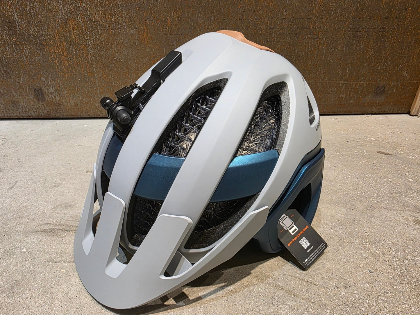 Helme von Trek, TREK BLAZE WAVECEL FAHRRADHELM / GRAVEL DARK AQUATIC vor USEDBIKES - OB.DE Hintergrund