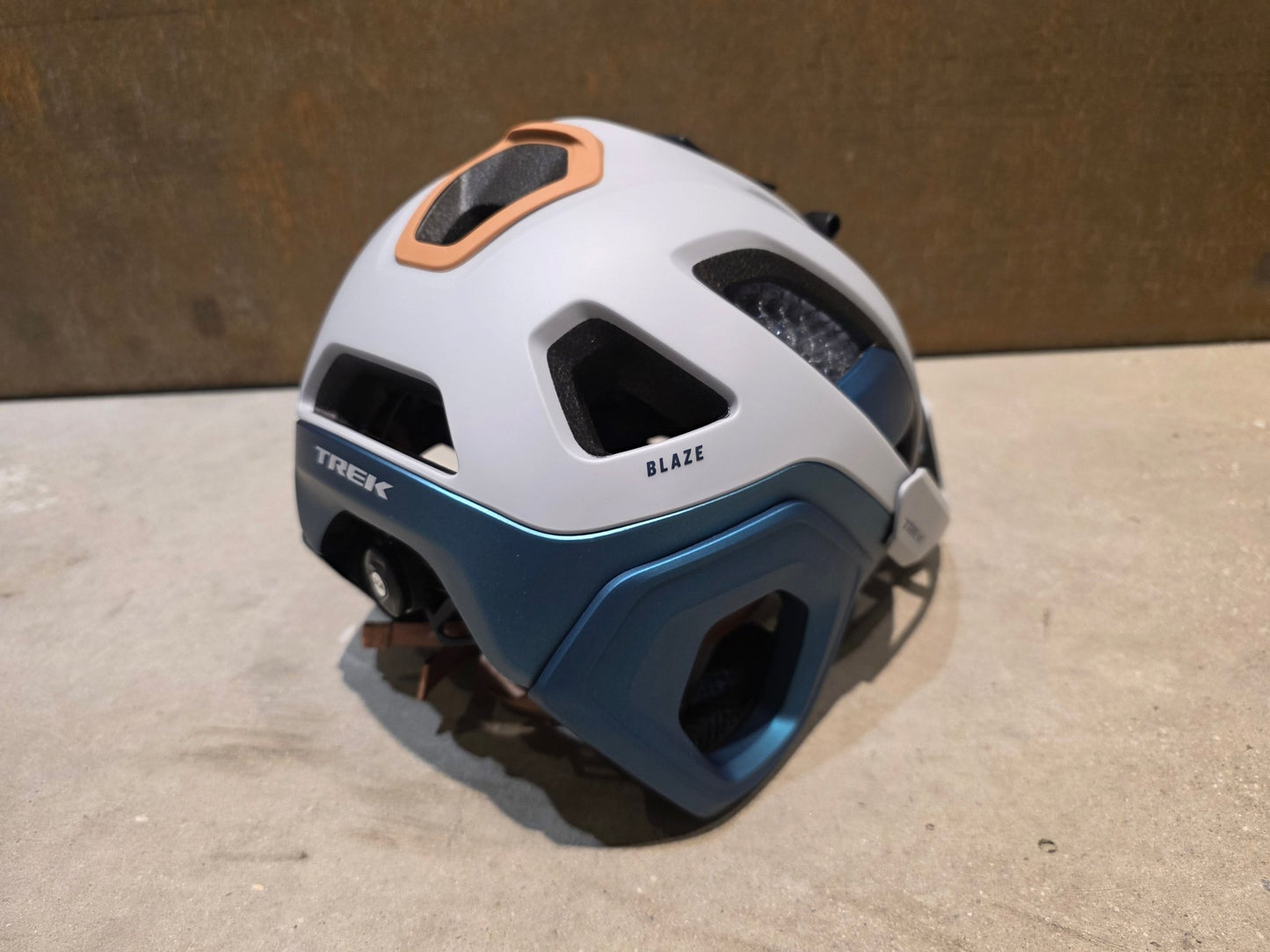 Helme von Trek, TREK BLAZE WAVECEL FAHRRADHELM / GRAVEL DARK AQUATIC vor USEDBIKES - OB.DE Hintergrund