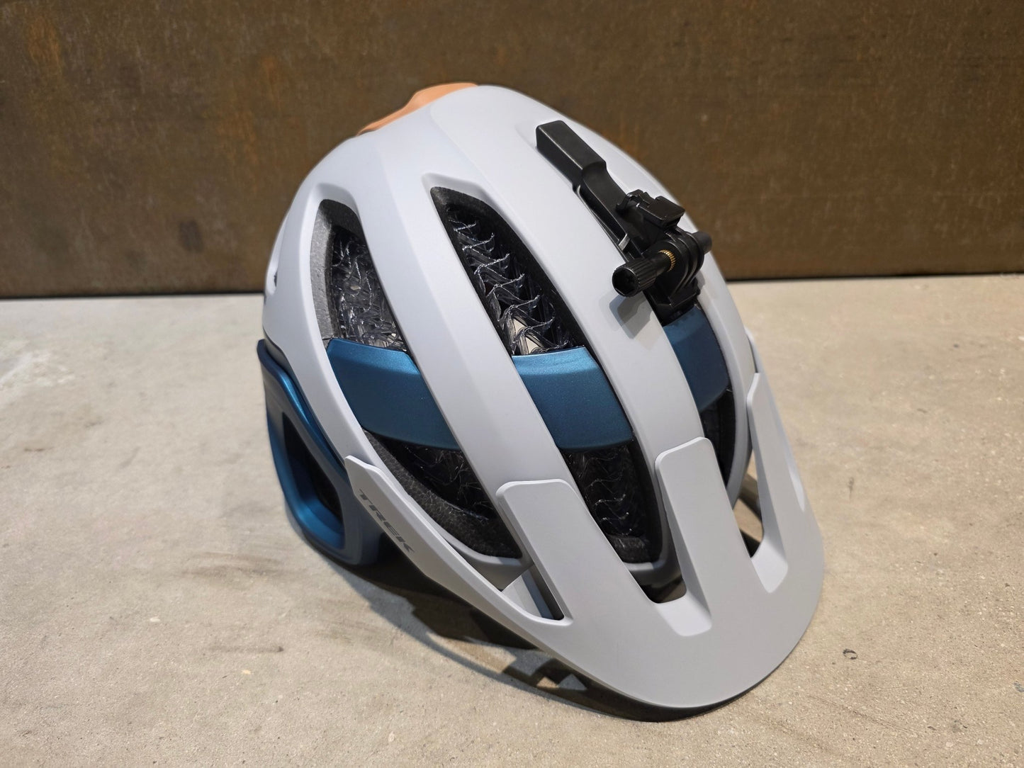 Helme von Trek, TREK BLAZE WAVECEL FAHRRADHELM / GRAVEL DARK AQUATIC vor USEDBIKES - OB.DE Hintergrund